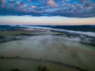 Faszinierende, beeindruckende Morgenstimmung mit Nebel über den Elbe, Täler im Nationalpark Sächsische Schweiz. Blick von der Kaiserkrone auf Zirkelstein, Rosenberg, Schrammsteine bis Lilienstein.