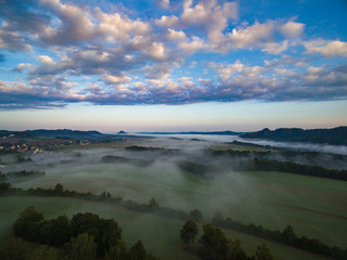 Faszinierende, beeindruckende Morgenstimmung mit Nebel über den Elbe, Täler im Nationalpark Sächsische Schweiz. Blick von der Kaiserkrone auf Zirkelstein, Rosenberg, Schrammsteine bis Lilienstein.