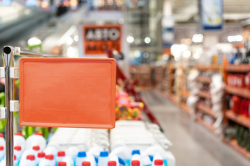 Obraz premium Blank standing sign for text message or mock up content in abstract.