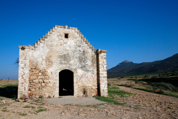 Fototapeta na wymiar entweihte Kirche bei Kaplica (auf griechisch Davlos)