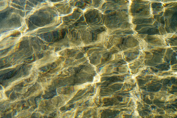 Fototapeta na wymiar Lichtreflexe im klaren Wasser