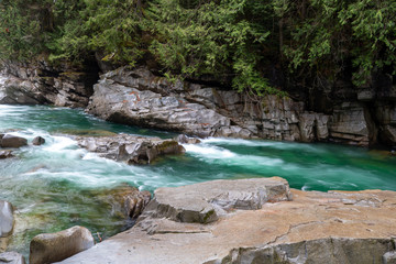 Fototapeta premium Flow Under the Falls