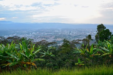 Ciudad, cielo y atardecer