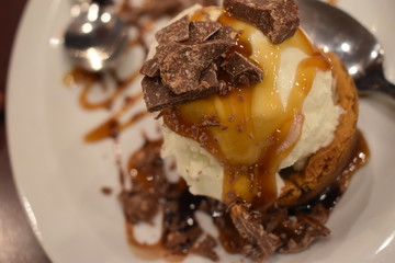 postre brownie con helado