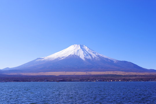 澄み切った青空と富士山と山中湖