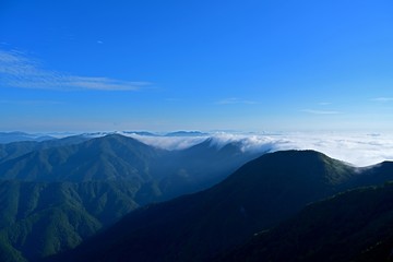 Fototapeta na wymiar 伊吹山で見た滝のように見える雲海の情景
