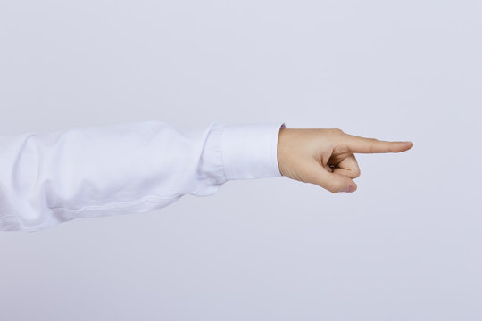 Brazo de hombre con camisa se&ntilde;alando con el dedo indice 