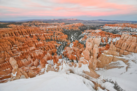 Red Rocks, Pink Cliffs, and Endless Vistas in the Bryce canyon national park