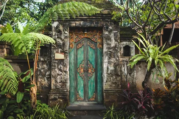 Crédence de cuisine en verre imprimé Bali Porte en bois sculptée à la main traditionnelle balinaise. Meubles de style balinais avec des détails d& 39 ornement. Style local ancien et vintage de l& 39 architecture à Bali. Détails faits à la main.