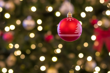 Obraz premium ornament hanging in front of blurry background christmas season