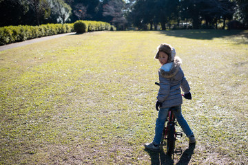 Fototapeta premium 自転車で遊ぶ女の子