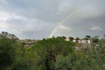 D&iacute;a nubloso y arcoiris
