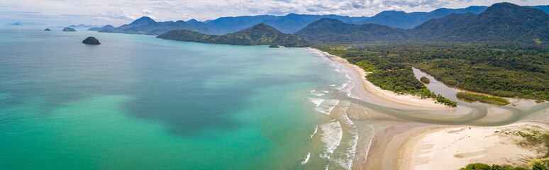 Luchtfoto panorama van de kustlijn van de Groene Kust met turkoois water, strand, rivier en groene bergen, Brazilië