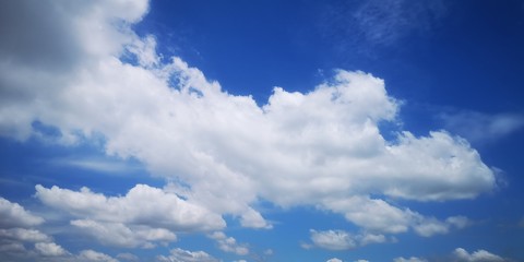Obraz premium Beautiful blue sky and cloud background on sunshine day.