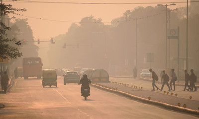 People walking in the streets of Delhi amidst smog - obrazy, fototapety, plakaty