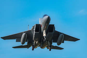 着陸態勢の戦闘機