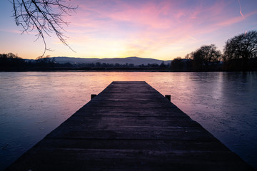 Abendrot an einem Steg am See in Wernigerode, Sachsen-Anhalt, Harz