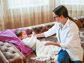 Obraz premium Childrens doctor gives pills to the child. First meeting with a doctor. the doctor is at home. call the address. Doctor on call.