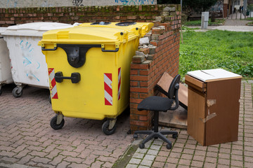 yellow and whie selective waste collection bins