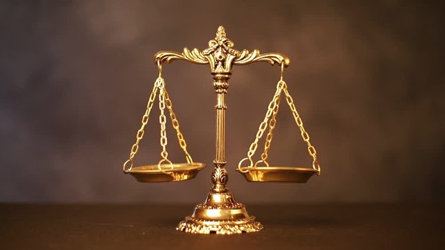 揺れる金色の天秤