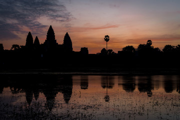 Obraz premium sunset at the world heritage place of Angkor Wat in Cambodia, Asia 