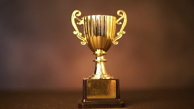金色の優勝カップ