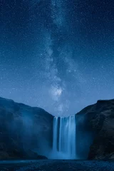 Foto auf Glas Wasserfall nachts unter einer schönen Milchstraße © Jamo Images