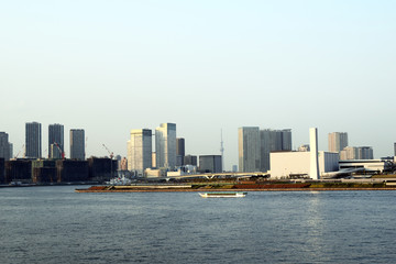 東京湾とビル群