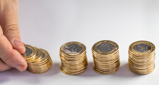 Empilhando e contando moedas