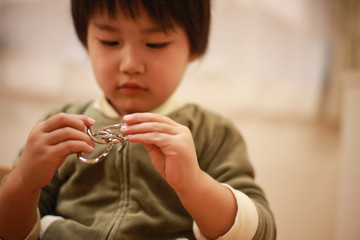 知恵の輪で遊ぶ男の子