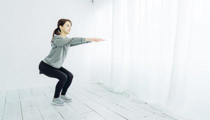 スクワットする女性