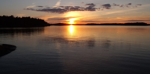 Obraz premium in the calm lake, the golden sunset is reflected