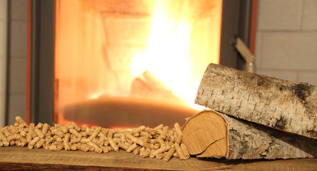 ein Kaminofen mit Holz und Pellets 