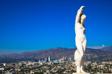 Nackte weibliche Status mit den Hollywood Hills im Intergrund