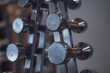 Frau im Fitnessstudio beim Sport machen