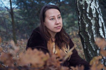 Naklejka premium White woman in the forest, autumn, sunset. 