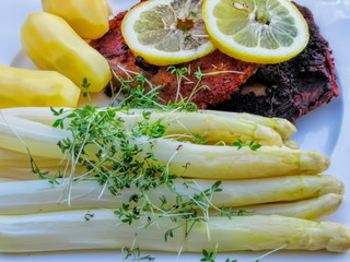 frischer spargel mit kräuterkeimlinge, zitrone und fleisch