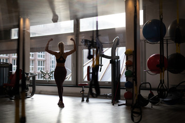 Naklejka na ściany i meble Frau im Fitnessstudio beim Sport machen