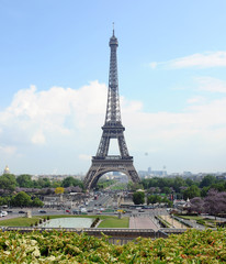 Fototapeta na wymiar Eiffelturm an einem schönen Sommertag