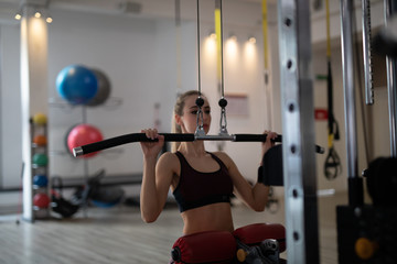 Frau im Fitnessstudio beim Sport machen