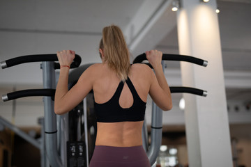 Frau im Fitnessstudio beim Sport machen