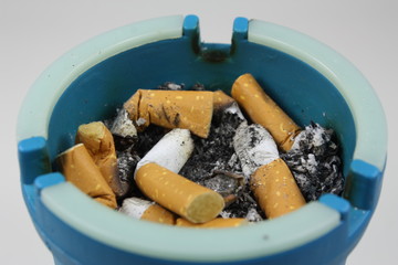 Aschenbecher mit Kippen gefüllt