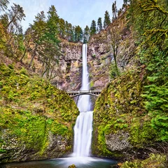 Zelfklevend Fotobehang Watervallen Multnomah Falls in de Columbia River Gorge, VS