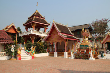 Naklejka premium świątynia buddyjska w wiosce zamkniętej dla luang prabang (laos)