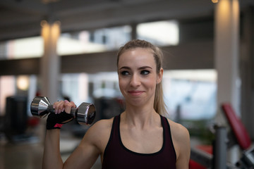 Frau im Fitnessstudio beim Sport machen
