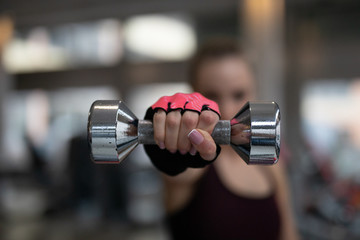 Frau im Fitnessstudio beim Sport machen