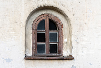 Fototapeta na wymiar Window on the wall of an ancient building