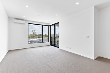 Obraz premium Empty and unfurnished brand new apartment