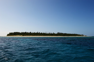 快晴の空とフラットな島