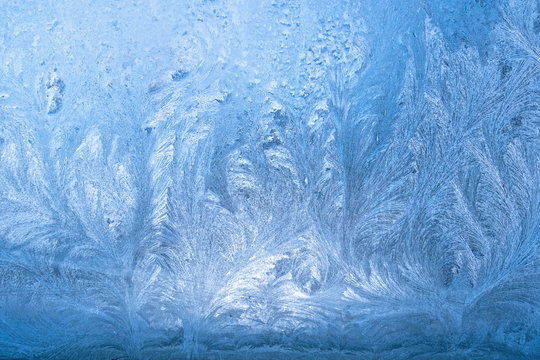 Hintergrund aus Eisblumen am Fenster